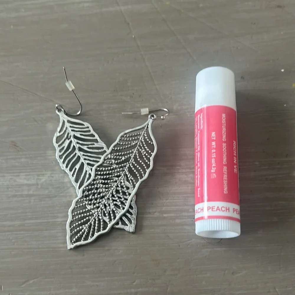 Feather Dangle Silver Toned earings - Picture 4 of 4